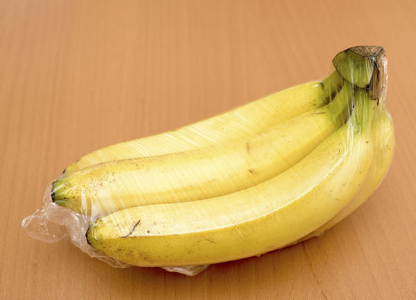 لف الموز بأكياس بلاستيك