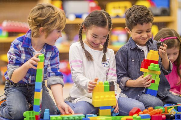 children building with blocks