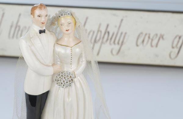 Wedding cake figurine