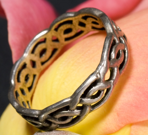 Knot design ring